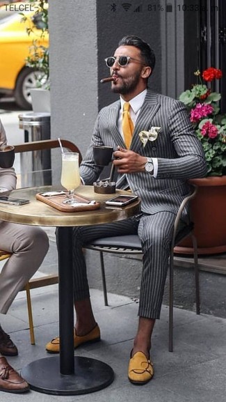 Comment porter une cravate jaune pour un style elégantes