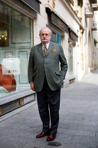 Comment porter une cravate jaune pour un style elégantes après 60 ans