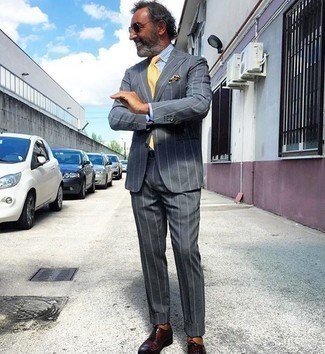 Comment porter une cravate jaune pour un style elégantes
