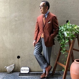 Comment porter une cravate jaune pour un style elégantes après 60 ans