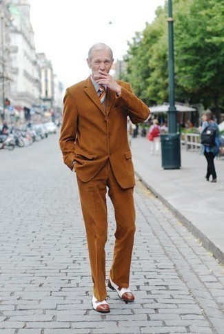 Comment porter une cravate jaune pour un style elégantes après 60 ans
