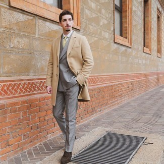 Comment porter une cravate jaune pour un style elégantes