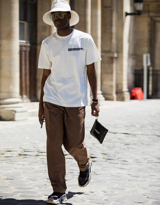 Comment porter une pochette pour un style relax