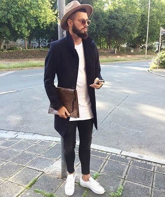 Comment porter une pochette pour un style decontractés quand il fait froid