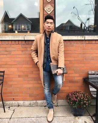 Comment porter une pochette pour un style decontractés quand il fait froid