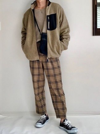 Comment porter un pull à fermeture éclair avec un pantalon chino