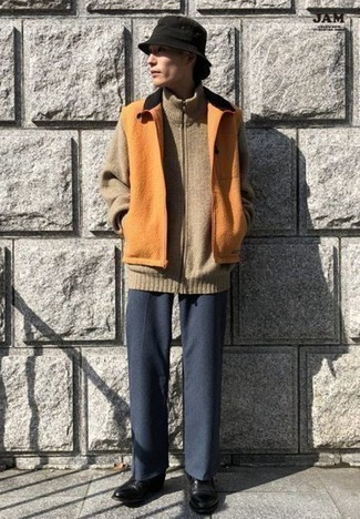 Comment porter un pull à fermeture éclair avec un pantalon chino pour un style chic decontractés