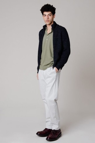 Comment porter un pull à fermeture éclair avec un pantalon chino au printemps