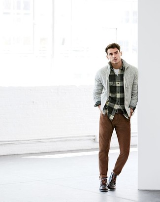 Comment porter un pull à fermeture éclair avec un pantalon chino