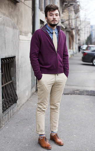 Comment porter un pull à fermeture éclair avec un pantalon chino pour un style chic decontractés