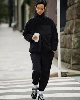 Comment porter un pull à fermeture éclair avec un pantalon chino au printemps