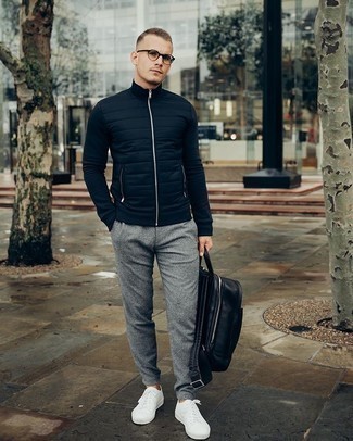 Comment porter un pull à fermeture éclair avec un pantalon chino au printemps