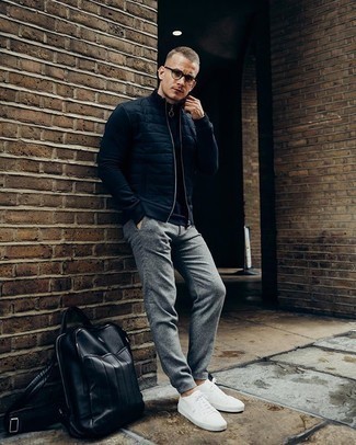 Comment porter un pull à fermeture éclair avec un pantalon chino au printemps