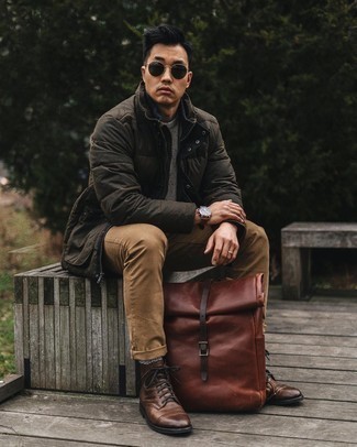 Comment porter un pull à fermeture éclair avec un pantalon chino pour un style chic decontractés