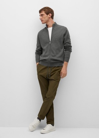 Comment porter un pull à fermeture éclair avec un pantalon chino au printemps