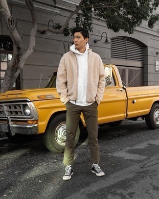 Comment porter un pull à fermeture éclair avec un pantalon chino au printemps