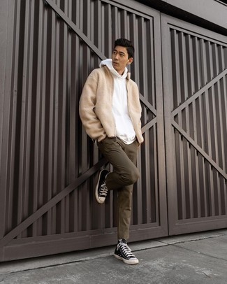 Comment porter un pull à fermeture éclair avec un pantalon chino au printemps