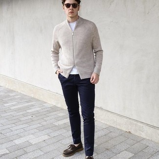 Comment porter un pull à fermeture éclair avec un pantalon chino au printemps