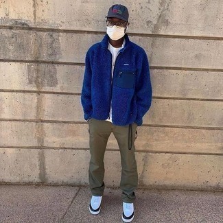 Comment porter un pull à fermeture éclair avec un pantalon chino
