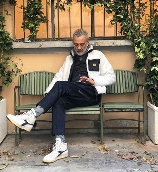 Comment porter un pull à fermeture éclair pour un style decontractés quand il fait chaud