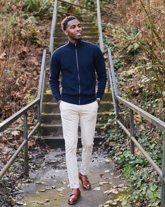 Comment porter un pull à fermeture éclair pour un style chic decontractés à 20 ans