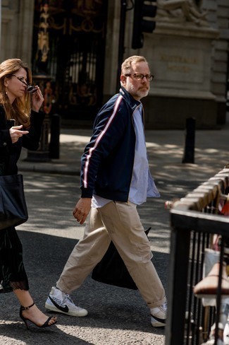 Comment porter un pull à fermeture éclair pour un style decontractés au printemps