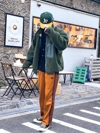 Comment porter un pull à fermeture éclair pour un style decontractés quand il fait chaud