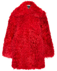 Manteau de fourrure rouge