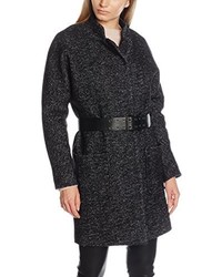 Tenue: Manteau gris foncé, Robe droite rouge, Bottines en cuir noires,  Collants á pois noirs
