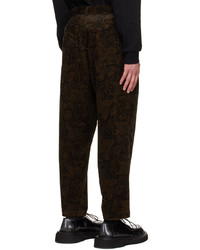 Pantalon chino en velours côtelé imprimé cachemire marron foncé Sophnet.