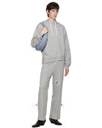 Pantalon de jogging brodé gris The World Is Your Oyster