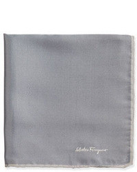 Pochette de costume en soie grise