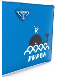Pochette en cuir imprimée bleue Prada