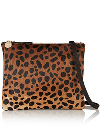 Pochette en cuir imprimée léopard marron clair Clare Vivier