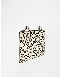 Pochette en daim imprimée léopard beige Asos