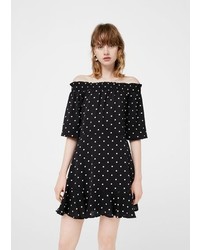 Robe à épaules dénudées á pois noir