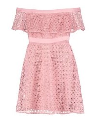 Robe à épaules dénudées en crochet rose Bardot