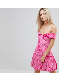 Robe à épaules dénudées en velours rose