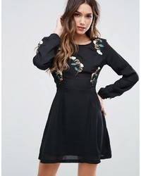 Robe brodée noire Missguided