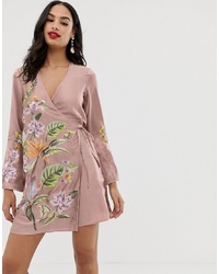 Robe de cocktail en satin brodée rose