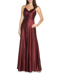 Robe de soirée en satin fendue bordeaux