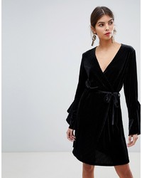 Robe drapée en velours à volants noire