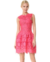 Robe en dentelle fuchsia Monique Lhuillier