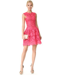 Robe en dentelle fuchsia Monique Lhuillier