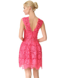 Robe en dentelle fuchsia Monique Lhuillier