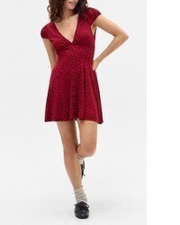 Robe évasée á pois rouge