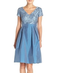 Robe évasée brodée bleu clair