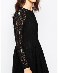 Robe évasée en dentelle noire