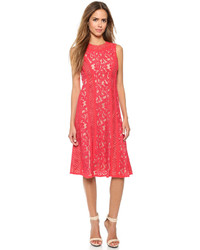 Robe midi en dentelle rouge BCBGMAXAZRIA