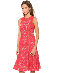 Robe midi en dentelle rouge BCBGMAXAZRIA